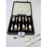 A set of six silver cake forks with small engraved motif, Birmingham 1931,