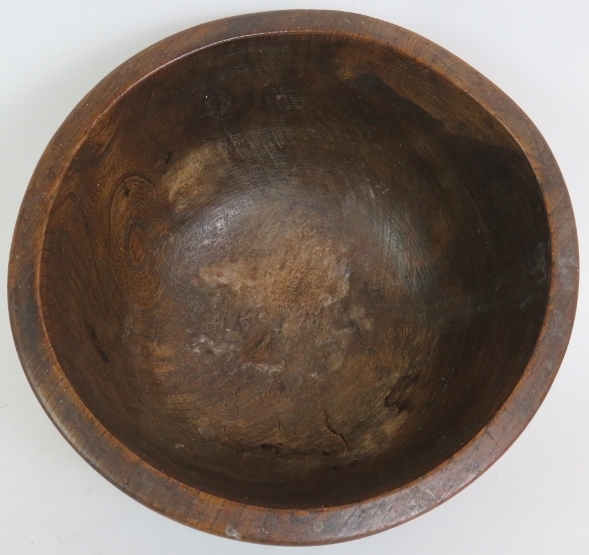 Two antique turned oak or elm dairy bowls, the larger being 29cm in diameter, - Bild 3 aus 8