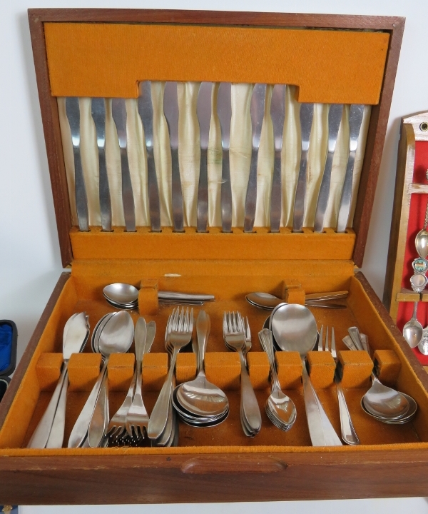 A large quantity of antique and vintage cutlery including a boxed canteen, - Bild 2 aus 7