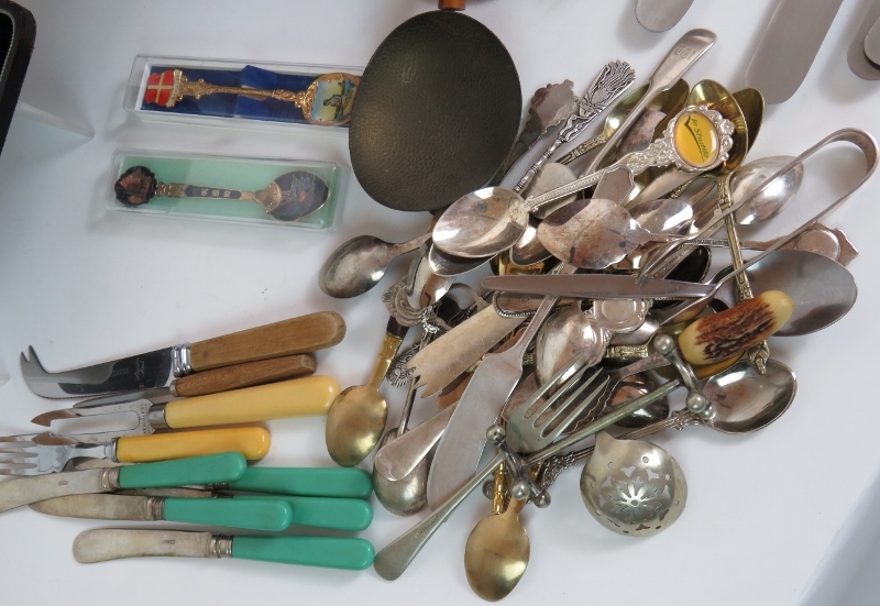 A large quantity of antique and vintage cutlery including a boxed canteen, - Bild 7 aus 7