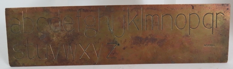 A vintage brass alphabet plaque, - Bild 6 aus 8