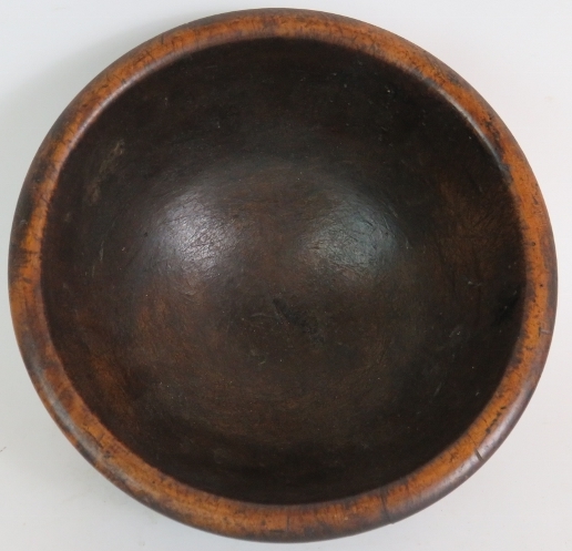 Two antique turned oak or elm dairy bowls, the larger being 29cm in diameter, - Bild 5 aus 8