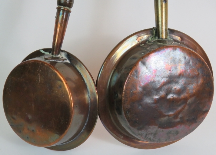 Two 19th Century heavy gauge copper bed warming pans with turned hardwood handles. Length: 108cm. - Image 4 of 4