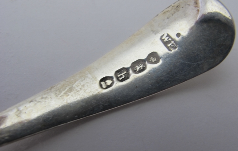 A Georgian silver sifter spoon, London 1823, approx 32 grams/1 troy ounce. - Bild 2 aus 2
