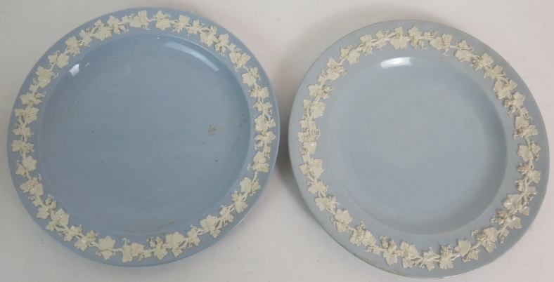 Two blue & white Wedgwood plates with embossed grapevines, 25cm diameter, - Image 10 of 12