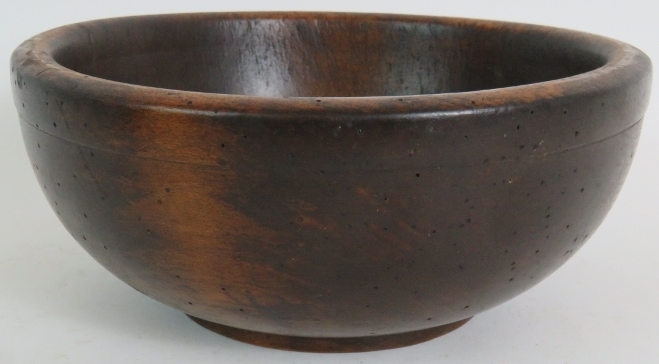 Two antique turned oak or elm dairy bowls, the larger being 29cm in diameter, - Bild 6 aus 8