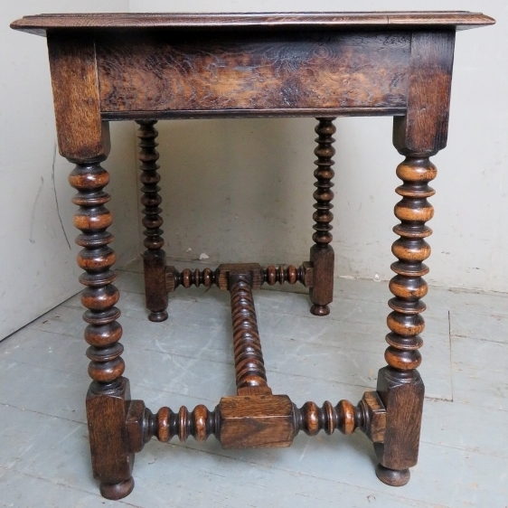 A good quality Bylaws replica 17th Century style side table with a single frieze drawer having - Image 4 of 6