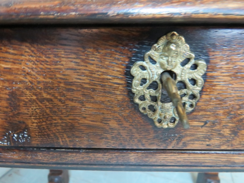 A good quality Bylaws replica 17th Century style side table with a single frieze drawer having - Image 3 of 6