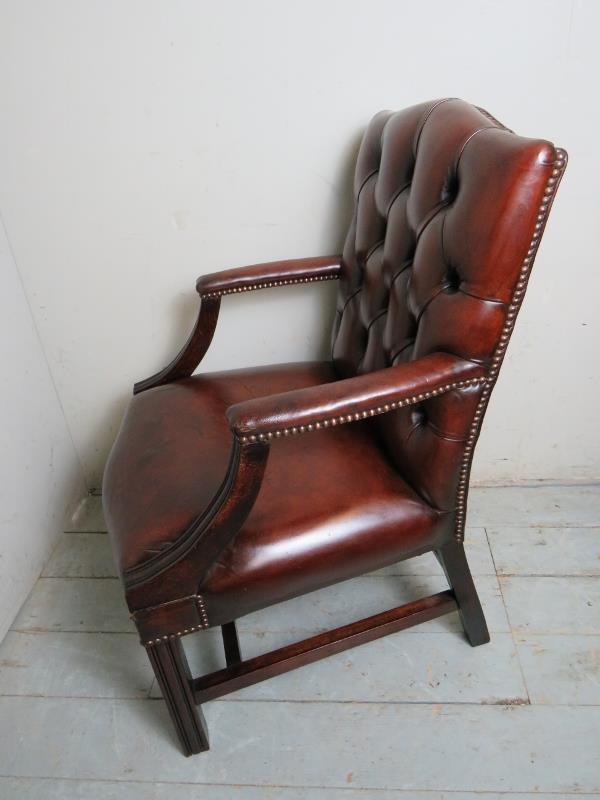 An excellent quality 20th Century open sided leather office desk chair upholstered in a burgundy - Image 3 of 4