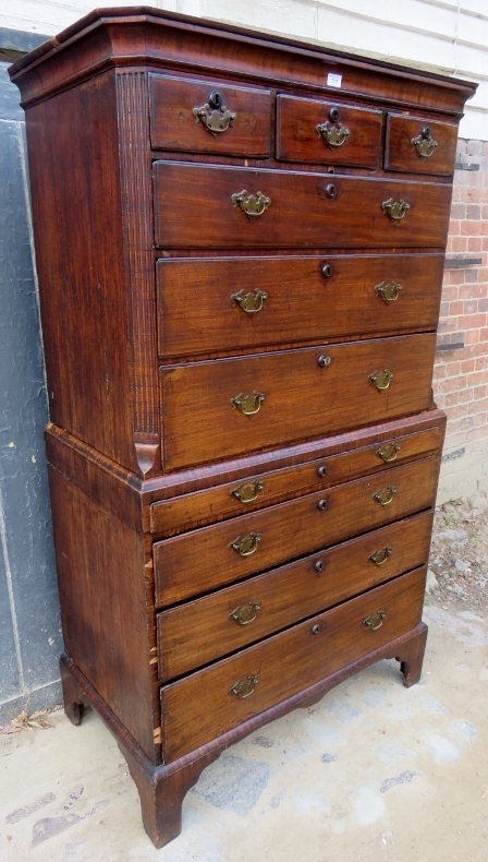 A good quality Georgian mahogany chest on chest with an assortment of three small drawers over - Image 2 of 5