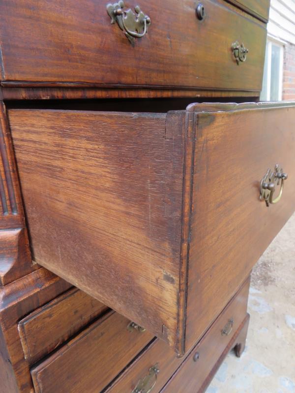 A good quality Georgian mahogany chest on chest with an assortment of three small drawers over - Image 3 of 5