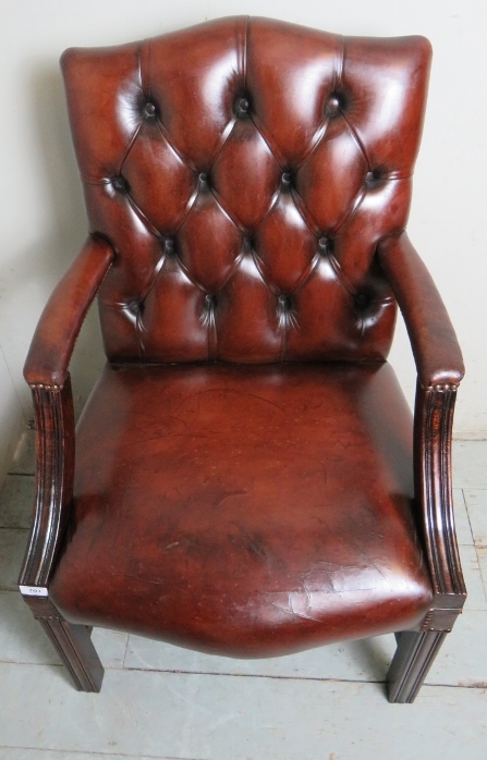 An excellent quality 20th Century open sided leather office desk chair upholstered in a burgundy - Image 2 of 4