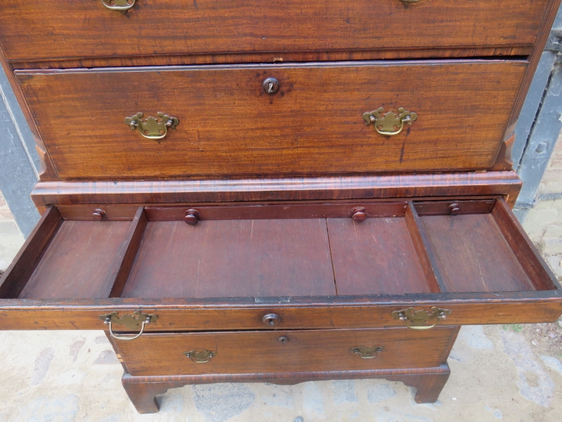 A good quality Georgian mahogany chest on chest with an assortment of three small drawers over - Image 4 of 5