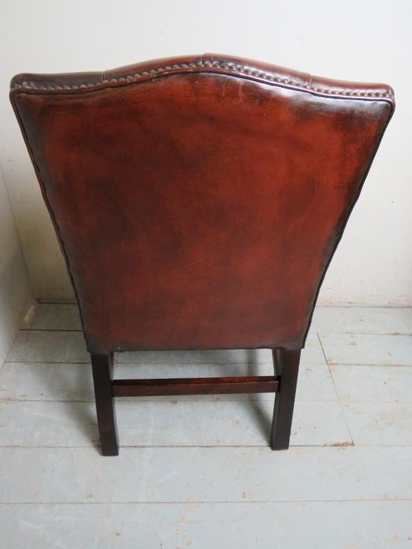 An excellent quality 20th Century open sided leather office desk chair upholstered in a burgundy - Image 4 of 4