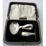 A cased babies silver spoon and pusher, Sheffield 1927, approx 34grams/1.09 troy oz. Good condition.