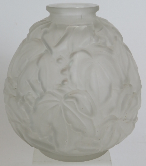 An André Hunebelle Art Deco glass vase with floral shoulders, - Image 5 of 7