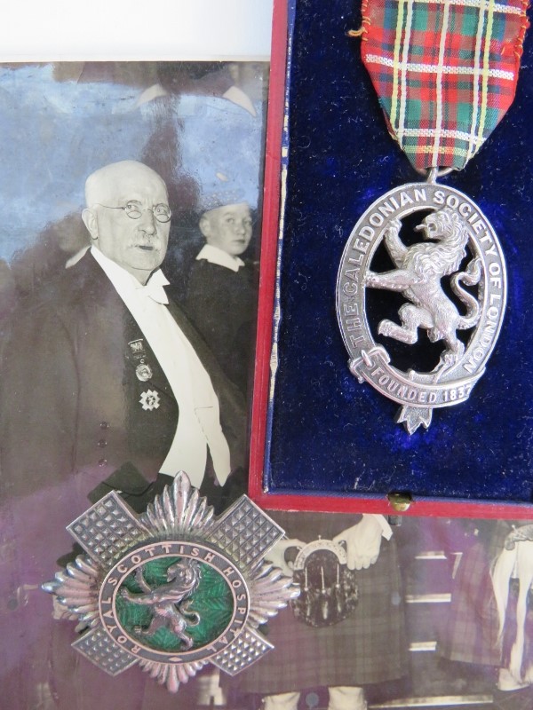 A group of Scottish and Caledonian Society Civic medals, some silver, belonging to John Douglas, - Bild 2 aus 5