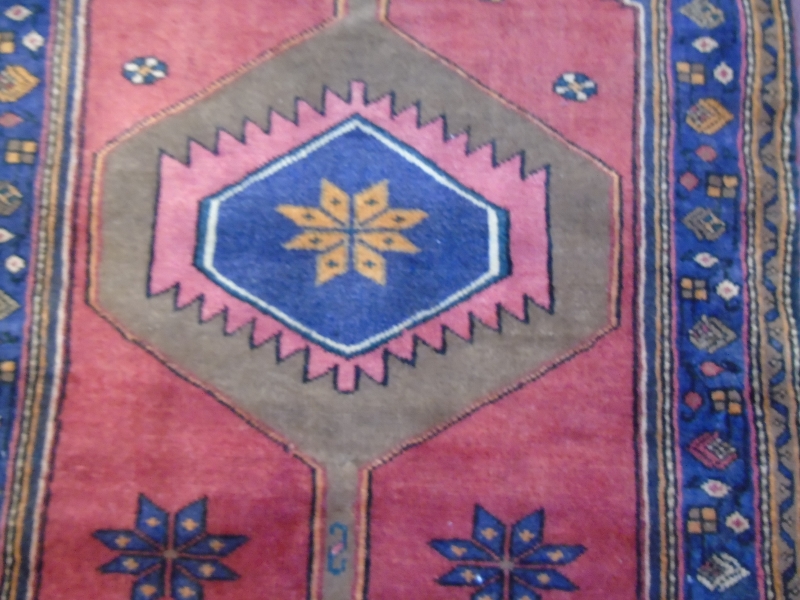 A Hamadan rug with central motif on red ground. 1.72 x 95 Condition report: In very good condition. - Image 3 of 4