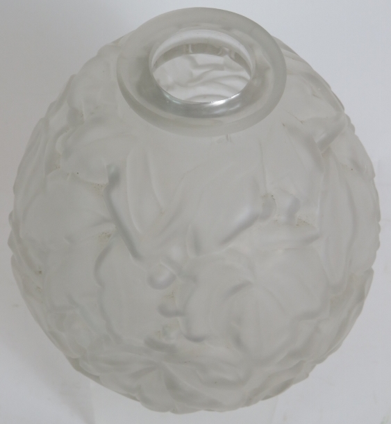 An André Hunebelle Art Deco glass vase with floral shoulders, - Image 6 of 7