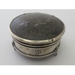 A silver and tortoiseshell pique ring box, Birmingham 1926. Silver edge on lid crimped.