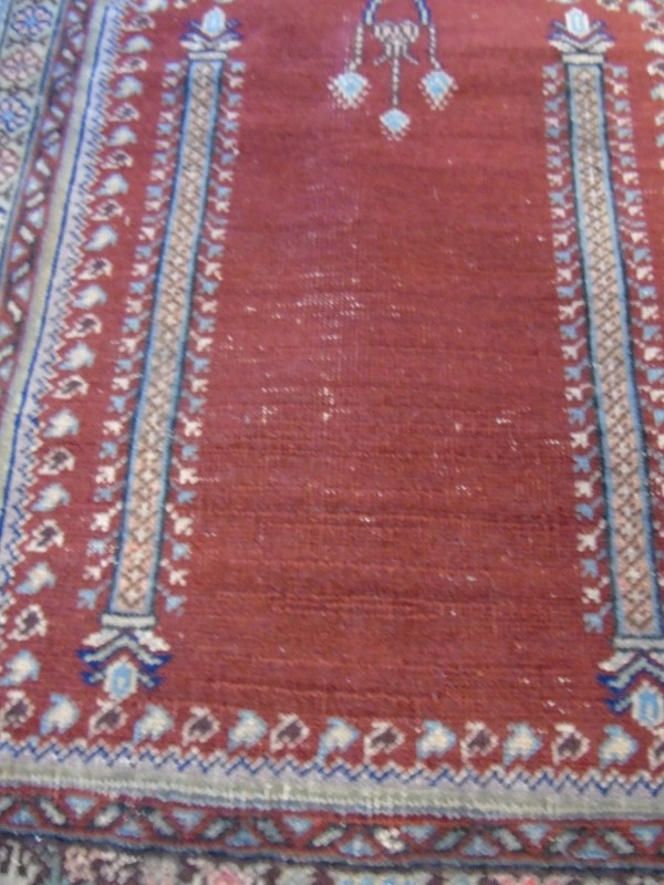 A small Turkish rug early 20's. Approx 140cm x 90cm. Nice antique rug. - Image 3 of 5