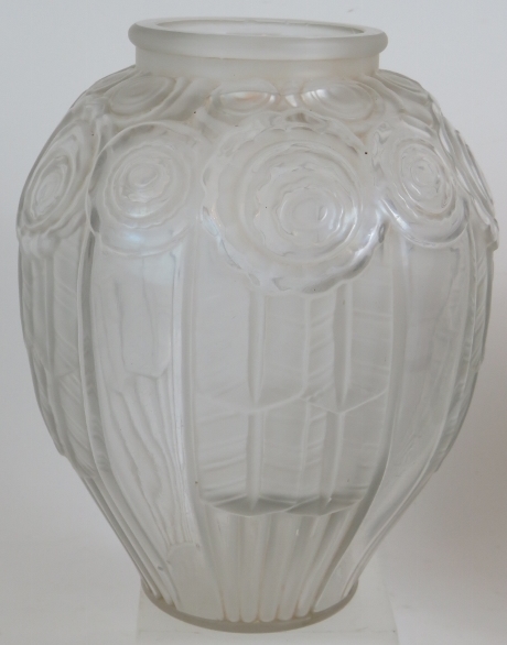 An André Hunebelle Art Deco glass vase with floral shoulders, - Image 2 of 7