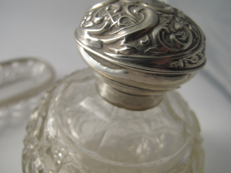 A large hobnail cut scent bottle with hinged silver top and inner stopper, Birmingham 1905, - Image 4 of 5