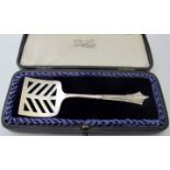 A silver hor d'oeuvre server, Sheffield 1902, boxed. Approx 41 grams/1.31 troy oz. Good condition.