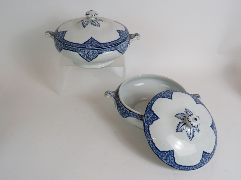 Two blue and white lidded tureens, - Image 2 of 9