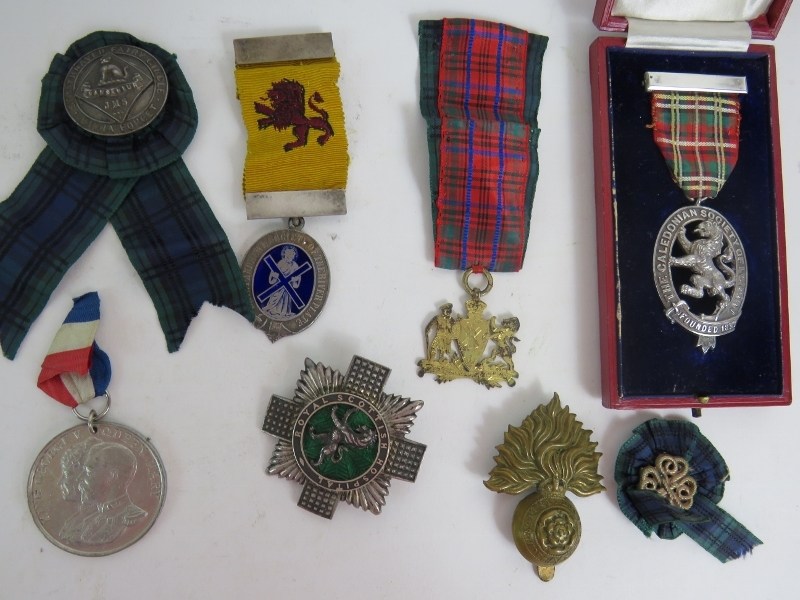 A group of Scottish and Caledonian Society Civic medals, some silver, belonging to John Douglas, - Bild 4 aus 5