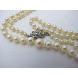 A mid 20th century good small graduated pearl necklace.