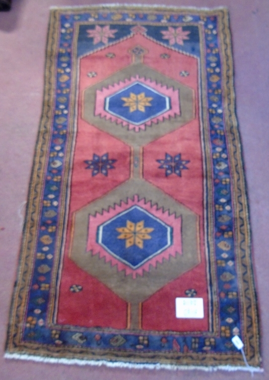 A Hamadan rug with central motif on red ground. 1.72 x 95 Condition report: In very good condition. - Image 2 of 4
