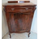 A good quality Edwardian mahogany freestanding cupboard,