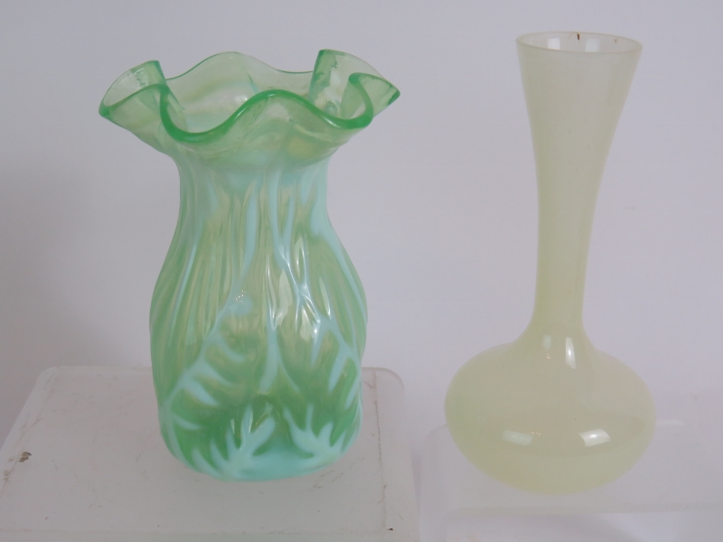 A small green Loetz style teardrop glass - Image 5 of 6