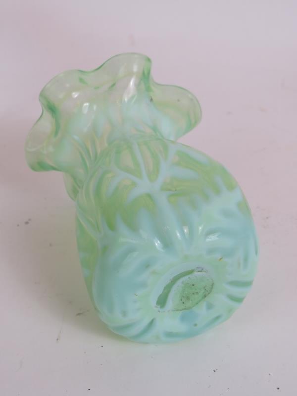 A small green Loetz style teardrop glass - Image 6 of 6