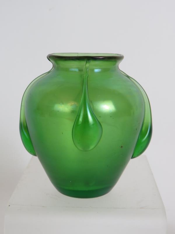 A small green Loetz style teardrop glass - Image 2 of 6