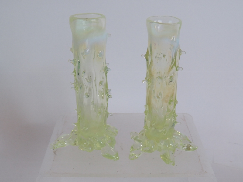 A small green Loetz style teardrop glass - Image 4 of 6