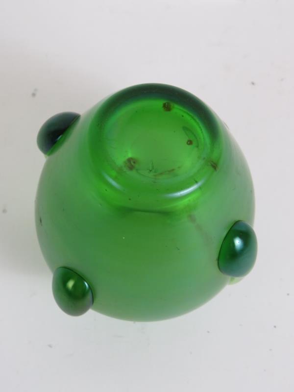 A small green Loetz style teardrop glass - Image 3 of 6