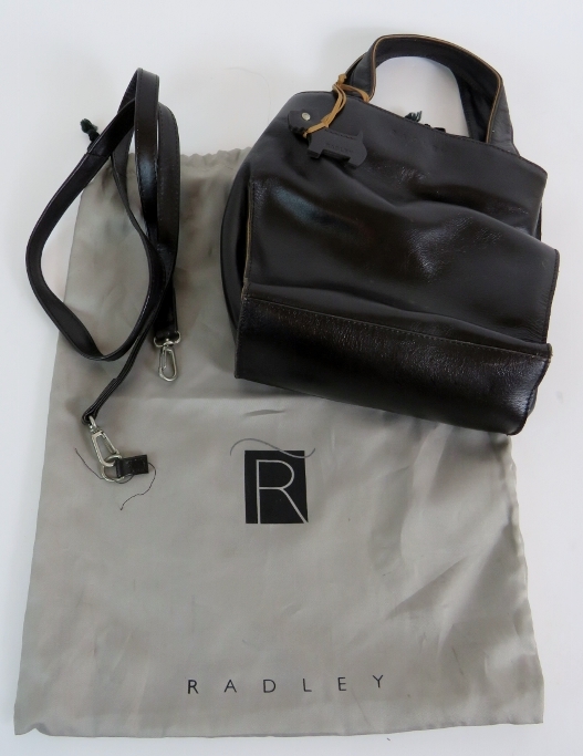 A small black leather Radley handbag with contrasting leather trim and original dust bag. - Bild 4 aus 4