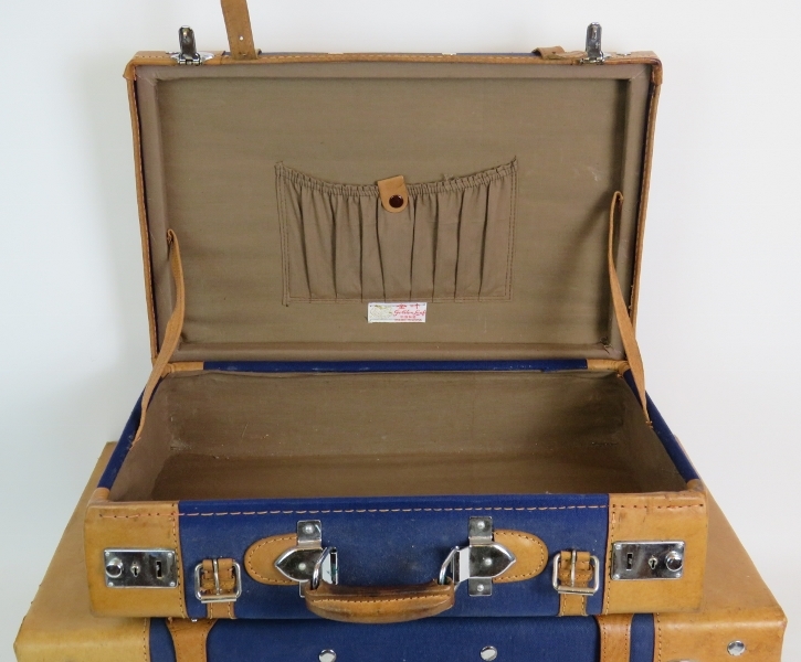 A cool pair of vintage nesting leather bound blue canvas suitcases made by Golden Leaf China. - Bild 3 aus 4