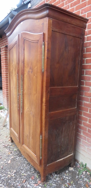 An 18th century French fruitwood armoire - Image 5 of 7