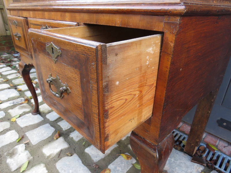 An early Georgian cross banded oak chest - Image 5 of 7