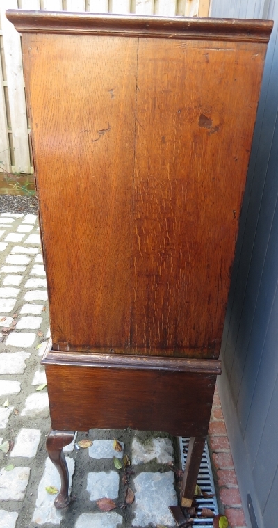 An early Georgian cross banded oak chest - Image 6 of 7