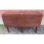 A Georgian mahogany drop leaf dining tab