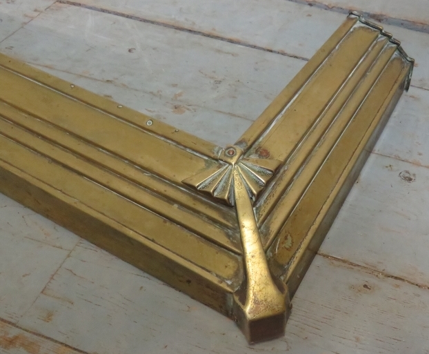 An elegant Edwardian brass fire fender. - Image 3 of 4