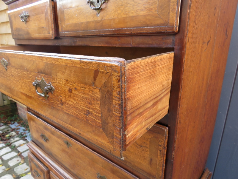 An early Georgian cross banded oak chest - Image 3 of 7