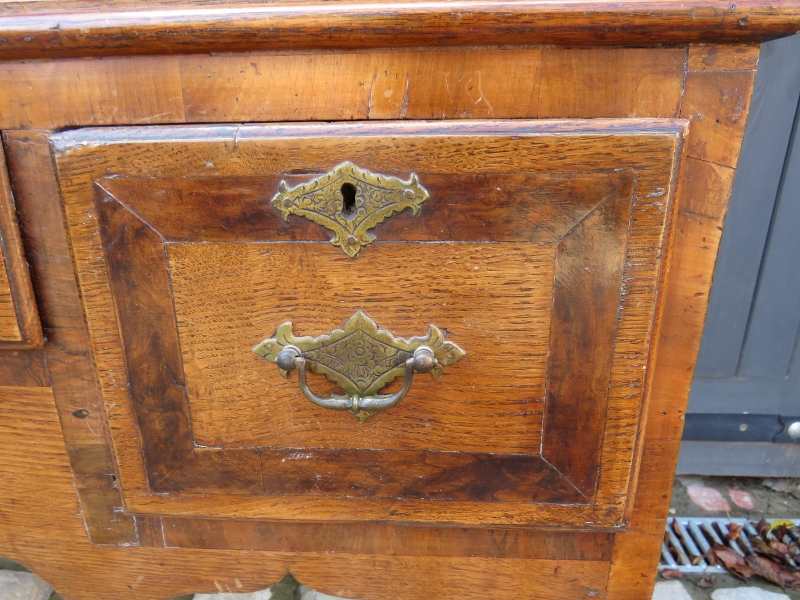 An early Georgian cross banded oak chest - Image 4 of 7