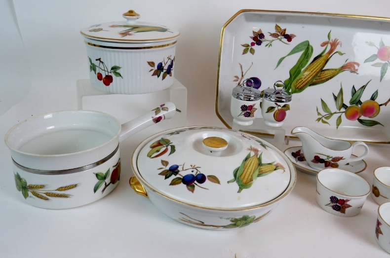 18 pieces of Royal Worcester Evesham coo - Image 2 of 4