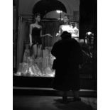 Gyula Halász gen. Brassaï1899–1984Femme devant une vitrine de lingerie1937Silbergelatineabzug,