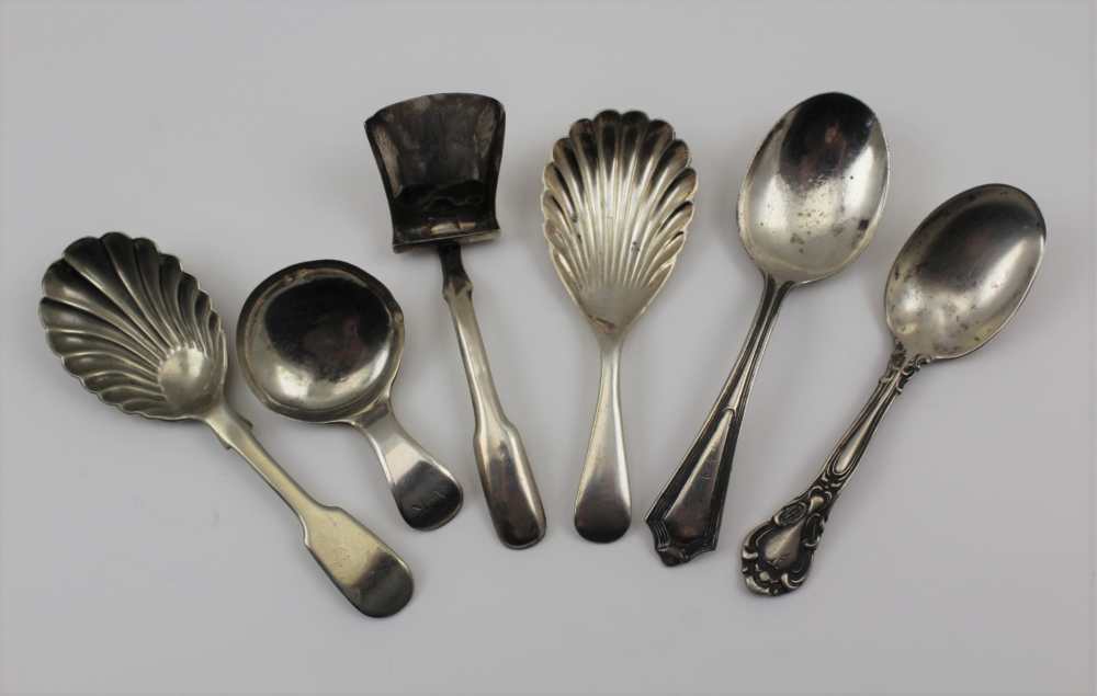 A COLLECTION OF SILVER ITEMS comprising; a George III silver caddy spoon of plain form, other - Image 4 of 8